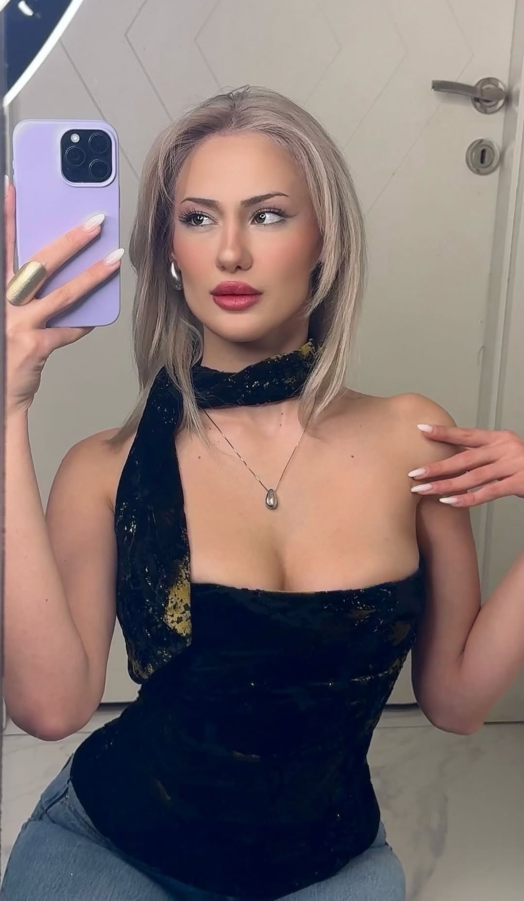 Bulaklı Aşkı Tutan Kadın Escort Bayan Tülin